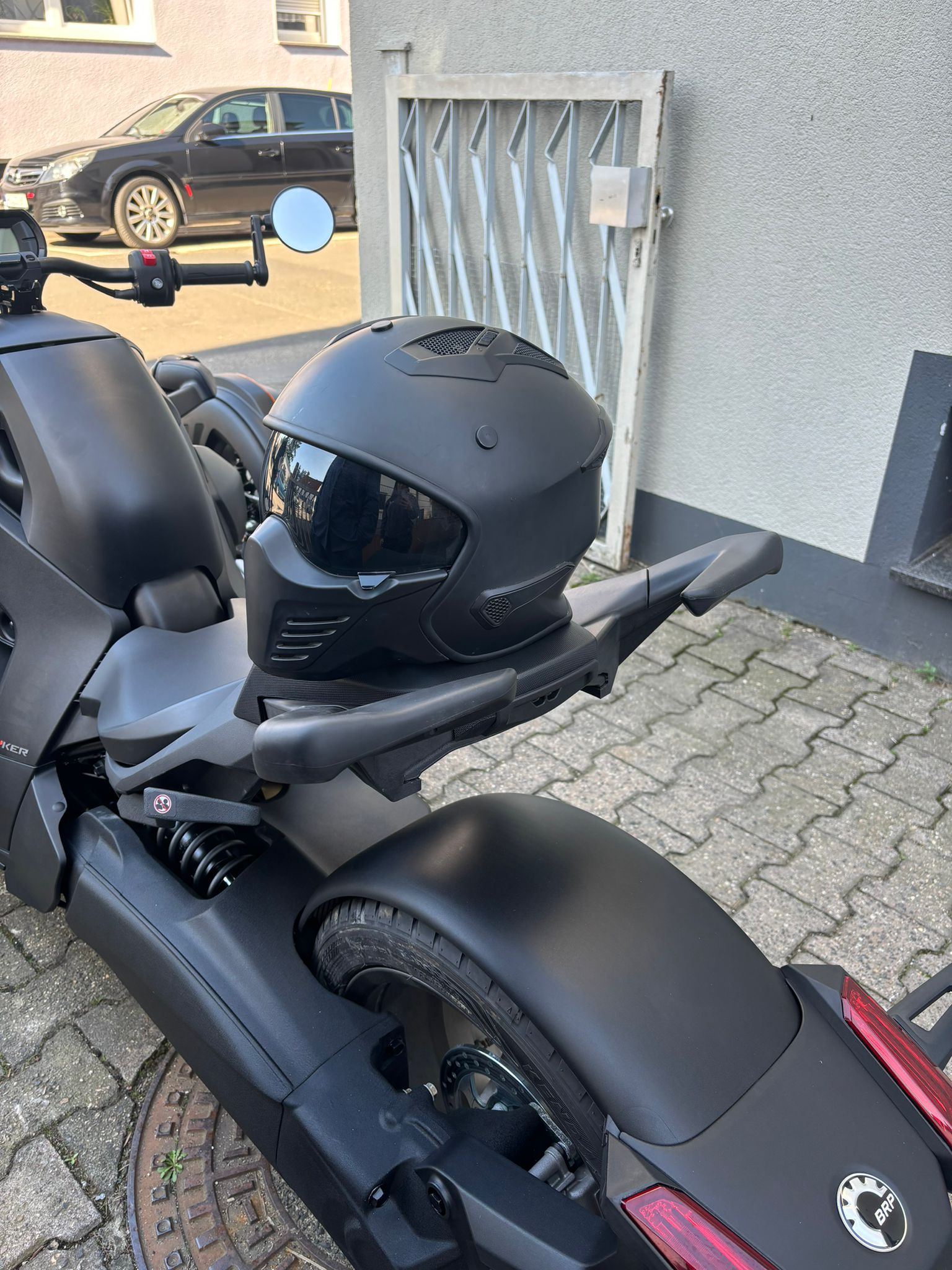 Can-Am Ryker Detailaufnahme mit Helm auf dem Sitz